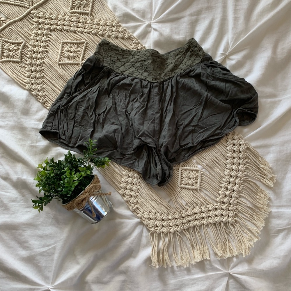 American Eagle Olive Green Flowy Shorts 🌿